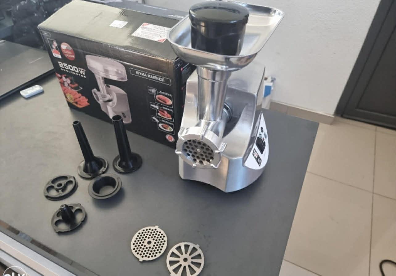 Mašina za mljevenje mesa i pravljenje kobasica