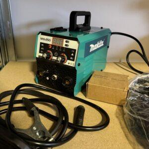 MAKITA aparat za varenje 250A elektro+co2